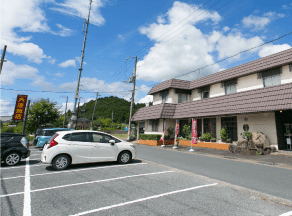 広々とした駐車場を併設しております！